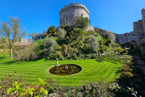 Southampton: Transfer to Heathrow via Stonehenge & Windsor