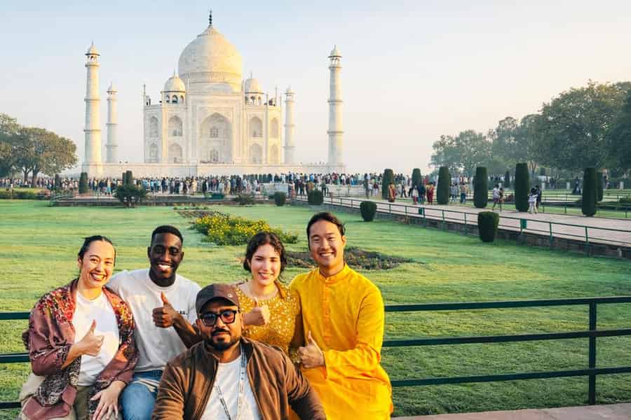 Ab Delhi: Private Tagestour zum Taj Mahal & Agra mit 5-Sterne-Mahlzeit. Foto: GetYourGuide