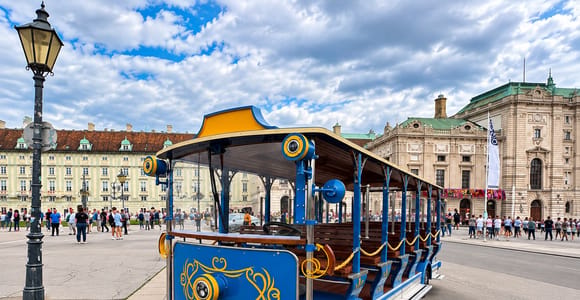 Vienna: Sightseeing tour through the heart of Vienna on the Golden Train