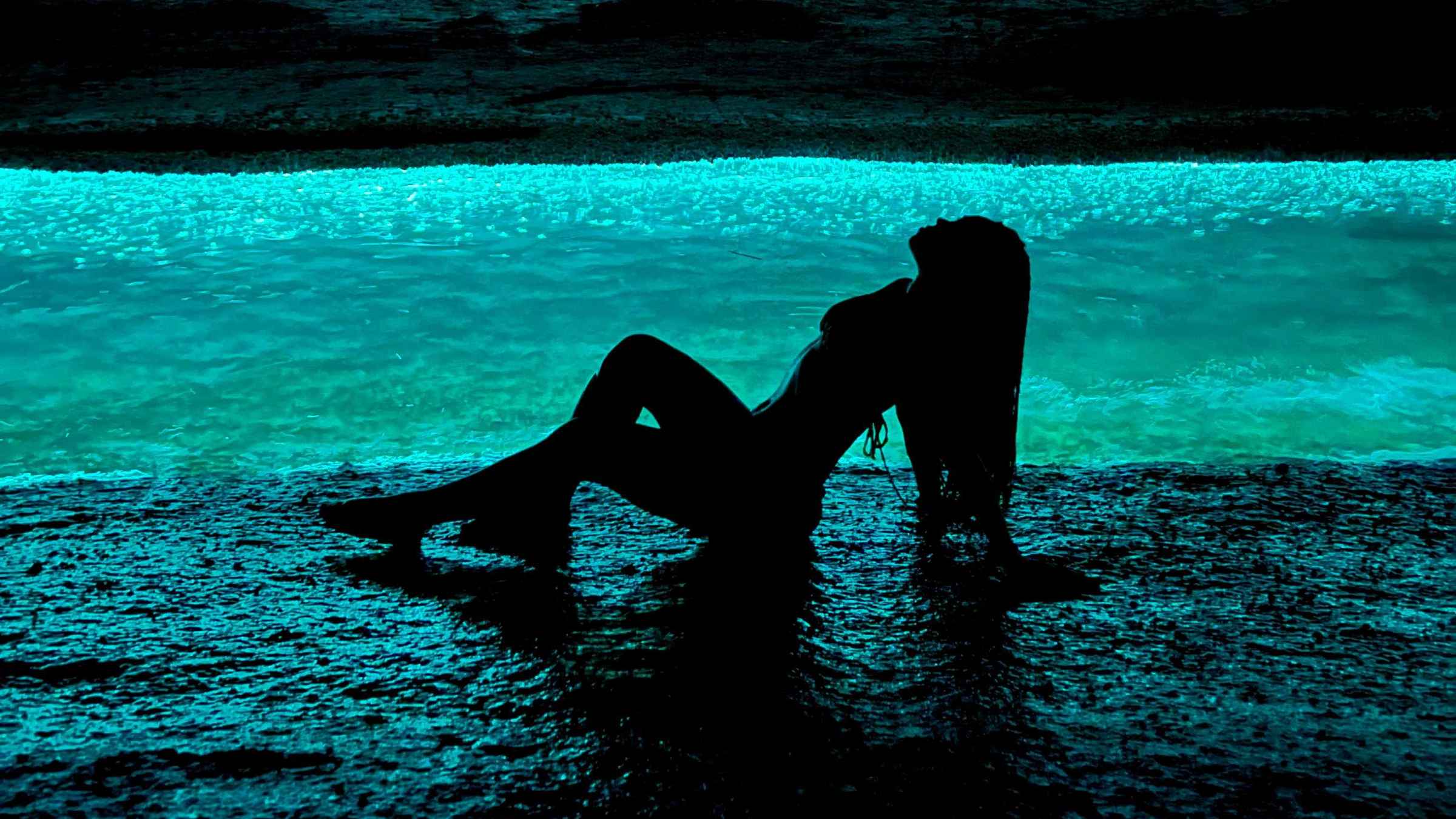 Ilha Grande: Explore a Gruta do Acaiá e suas águas fluorescentes