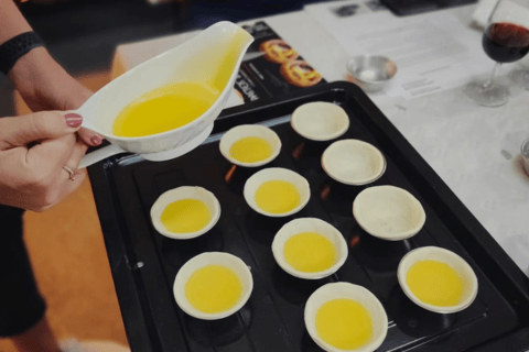 Cours de cuisine Pastel de Nata dans le centre de PortoPorto : Cours de cuisine Pastel de Nata avec vin local