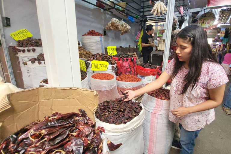 Messico: Corso di preparazione della salsa in un mercato con uno chef