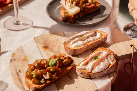 Prywatna degustacja wina z widokiem na Sagrada Familia i posiłkiem tapas