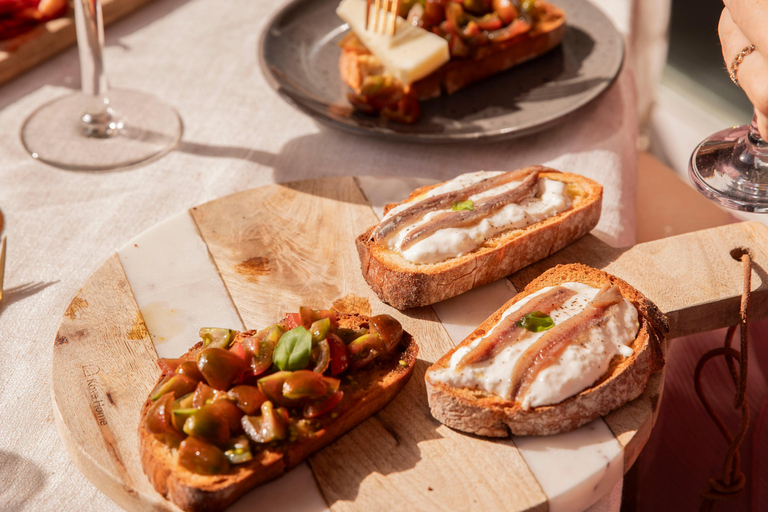 Prywatna degustacja wina z widokiem na Sagrada Familia i posiłkiem tapas