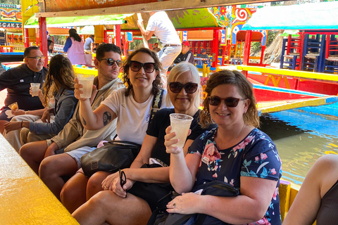 CDMX : Trajinera à travers Xochimilco avec des tacos, de la musique et des boissonsPas de transport