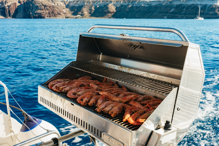 Santorini: Katamarankryssning med måltider och dryckerPremium-solnedgångsutflykt med BBQ och drycker