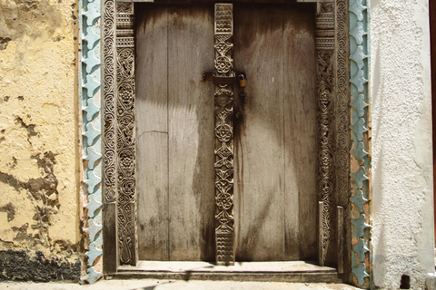 Excursão a Stone Town e à Quinta das Especiarias com almoço tradicionalPasseio pela Cidade de Pedra e Fazenda de Especiarias com Almoço Tradicional