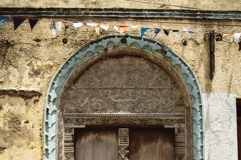Excursão a Stone Town e à Quinta das Especiarias com almoço tradicionalPasseio pela Cidade de Pedra e Fazenda de Especiarias com Almoço Tradicional