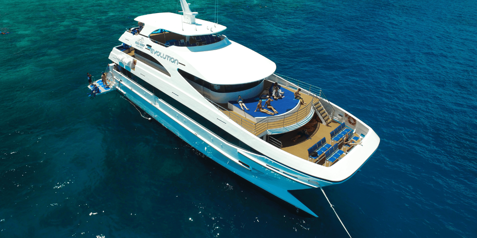 Cairns: Outer Great Barrier Reef Full-Day Tour with Lunch