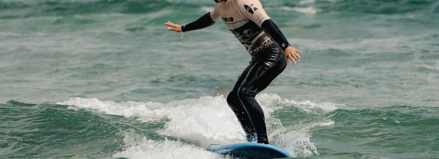 Lanzarote : cours de surf avec une école locale + pack de photos