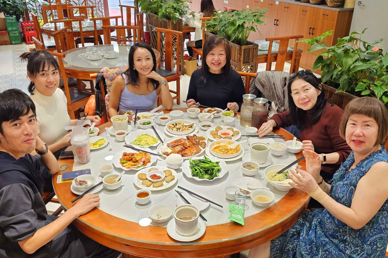 Guangzhou: Cantonese Dinner& Chinese Tea Ceremony with Local