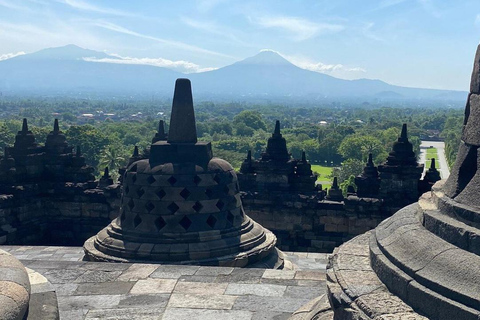 Circuit de 2 jours à Borobudur avec camping et randonnée à MerbabuCircuit de 2 jours à Borobudur avec camping et randonnée au Merbabu