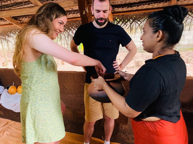 Anuradhapura: Traditional Fresh Coconut Roti Cooking Class