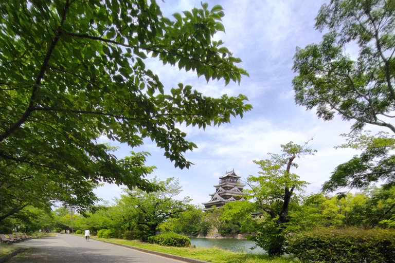 Hiroshima: Parque de la Paz, castillo y templo Mitaki en bicicleta eléctricaHiroshima: Parque de la Paz, Castillo y Templo Mitaki Recorrido en Bicicleta Eléctrica