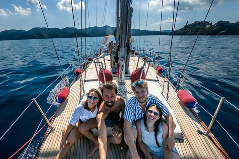 Pisa: Coastal boat tour with aperitif and lunch on board