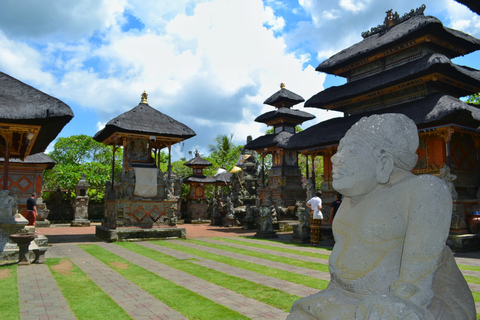 Bali: Escursione privata di un giorno alle cascate, al villaggio e al Pool Club di UbudBali: gita giornaliera privata alla cascata di Ubud, al villaggio e al pool club