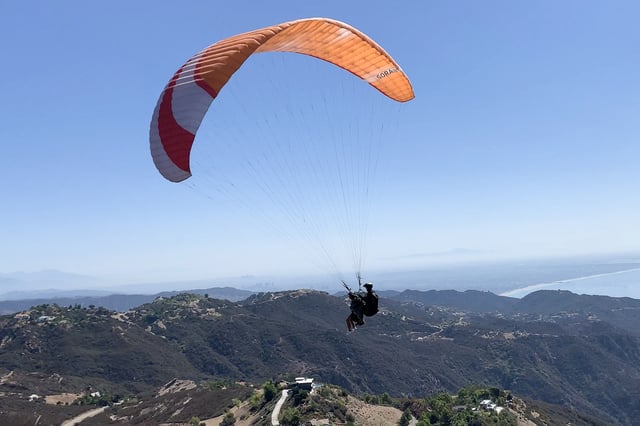 Los Angeles: 30-minütiges Tandem-Gleitschirmflug-Erlebnis