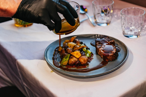 Paris : Dîner-croisière gastronomique sur la Seine avec musique liveDîner-croisière et concert