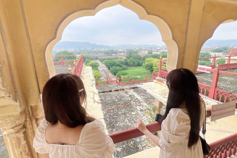 Jaipur: Instagram Spot Tour with a Photographer and Guide Tour by Car and Driver with a Guide