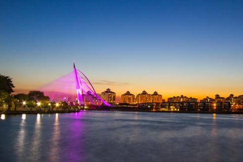 Kuala Lumpur: Putrajaya Sunset Cruise & KL Night Exploration