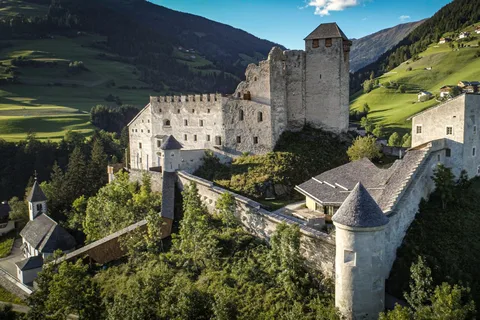 Burg Heinfels erleben: Geführte Tour durch die mittelalterliche Burg