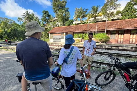 Singapore: Rail Corridor & Civic District Brompton Bike Tour