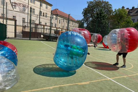 Praga: Futebol Bubbles no centro da cidade de Praga