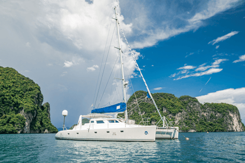 Phuket: Excursão privada de catamarã de luxo às ilhas Coral ou MaitonMeio dia de manhã - 5 horas