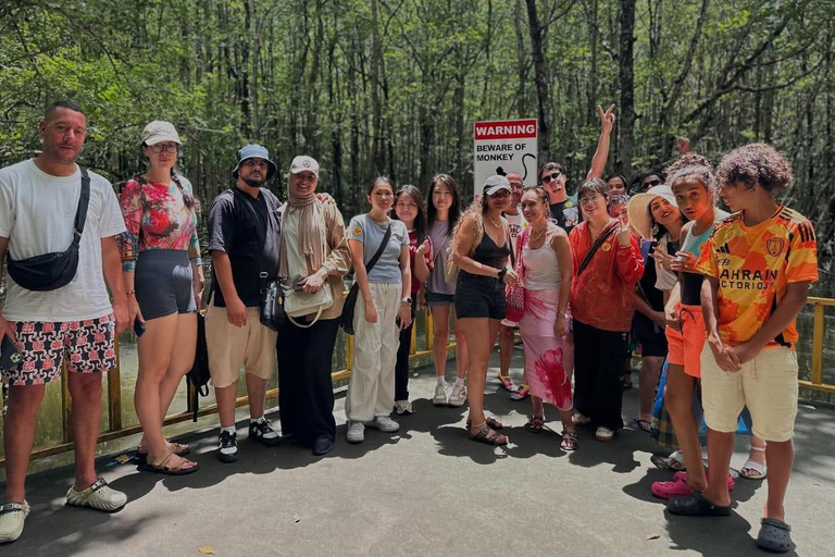 لانكاوي: جولة بالقارب بين أشجار المانغروف مع لوحات الباتيك والمأكولات المحلية