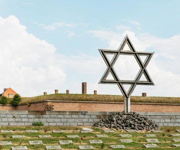 Depuis Prague : Visite guidée du camp de concentration de Terezin avec audioguide