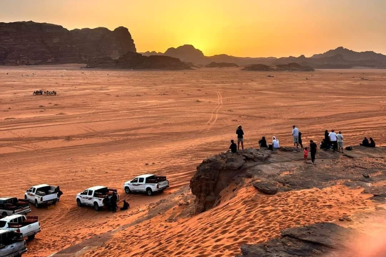 Wadi Rum: Sunset Jeep Tour with Rumsky Stargazing Activity