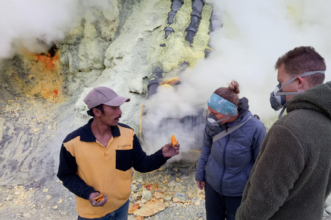 Da Bali: Esplorare il cratere di Ijen per vedere il Fuoco BluDa Bali: Esplorare il cratere di Ijen per ammirare il fuoco blu