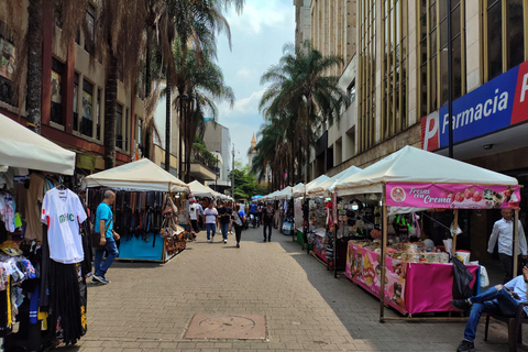 Medellín: Tour durch die Comuna 13, den Botero Park und den Metrocable mit einem lokalen Guide