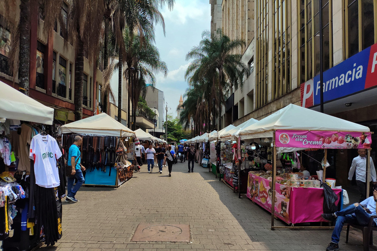 Medellín: Tour durch die Comuna 13, den Botero Park und den Metrocable mit einem lokalen Guide