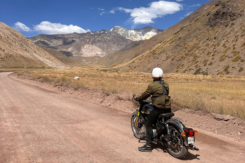 Santiago: Vintage motoravontuur in de Andes met picknick