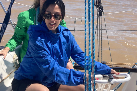 Buenos Aires: Sailboat ride, special city view, and food on board Buenos Aires: Sailboat tour, special view of the city, and lunch on board