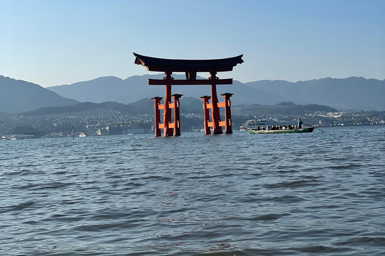 Hiroshima y Miyajima Satisfactorio Tour Privado de Gemas con Local 7h