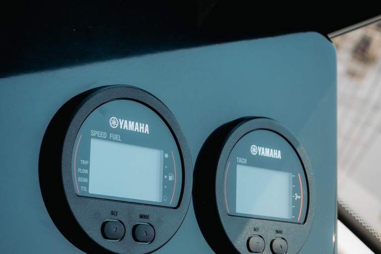 Labuan Bajo: Private Yacht Komodo-Inseln &amp; Manta-SchnorchelnPrivate Yachttour am Vormittag (13:00–19:00 Uhr) – Maximal 6 Gäste