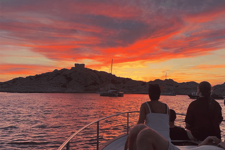 Marseille: Bootsfahrt bei Sonnenuntergang mit Buffet und Wein. Foto: GetYourGuide