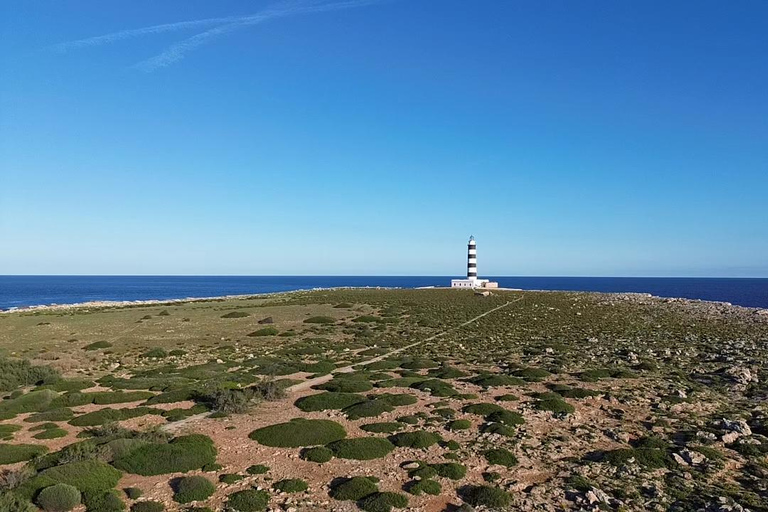 Minorca: Tour privato in barca con aperitivo e tramonto