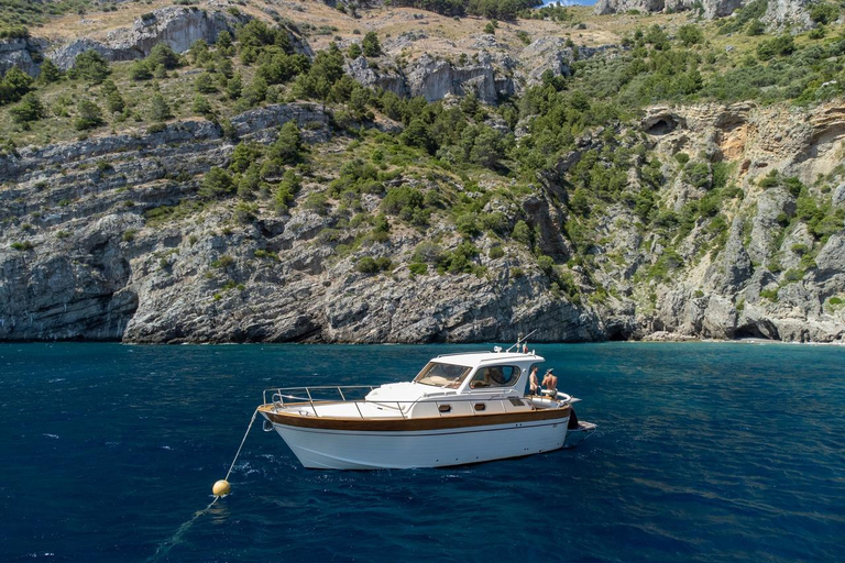 Amalfi: Private Boat Tour with Snacks and Drinks