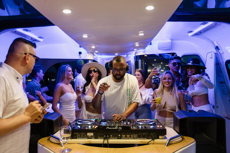 New Year’s Eve Luxury Boat – DJ, Buffet & Open Bar