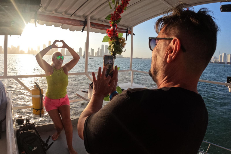 Baie de Carthagène : promenade en bateau au coucher du soleil avec danse et open bar