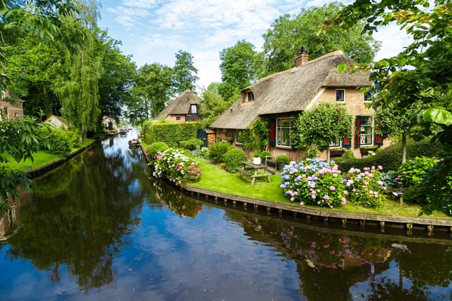 Amsterdam: Escursione di un giorno a Giethoorn, tour in barca e tour a piedi