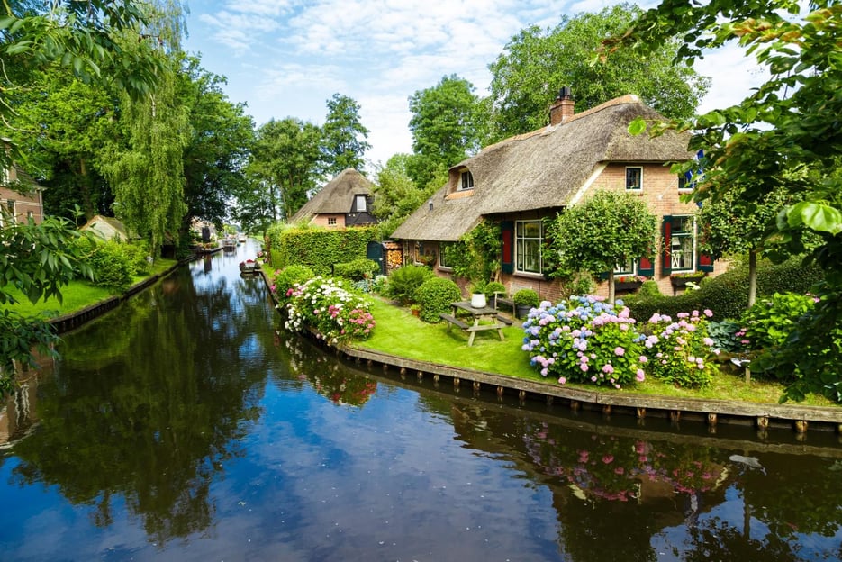 Da Amsterdam: Tour guidato a piedi e giro in barca a Giethoorn