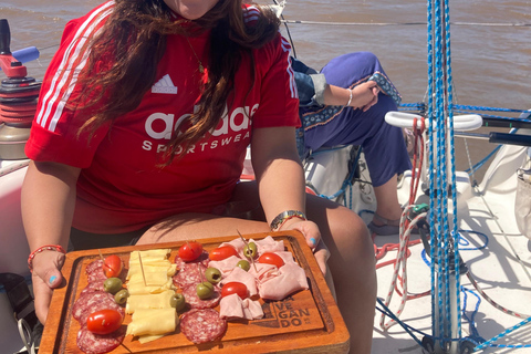 Buenos Aires: Sailboat ride, special city view, and food on board Buenos Aires: Sailboat tour, special view of the city, and lunch on board