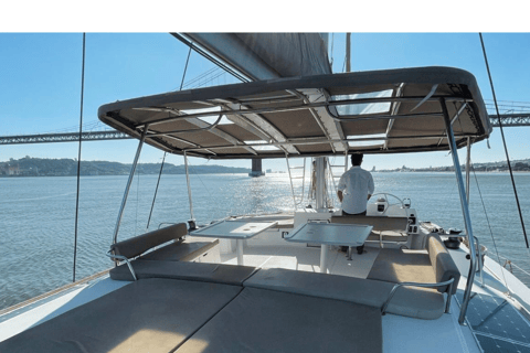 Tour en bateau en catamaran à Lisbonne - Voilier de luxeExcursion en bateau à Lisbonne - Voilier de luxe
