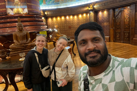 Kandy City Private Tuk Tuk Tour with Temple, Tea & Culture