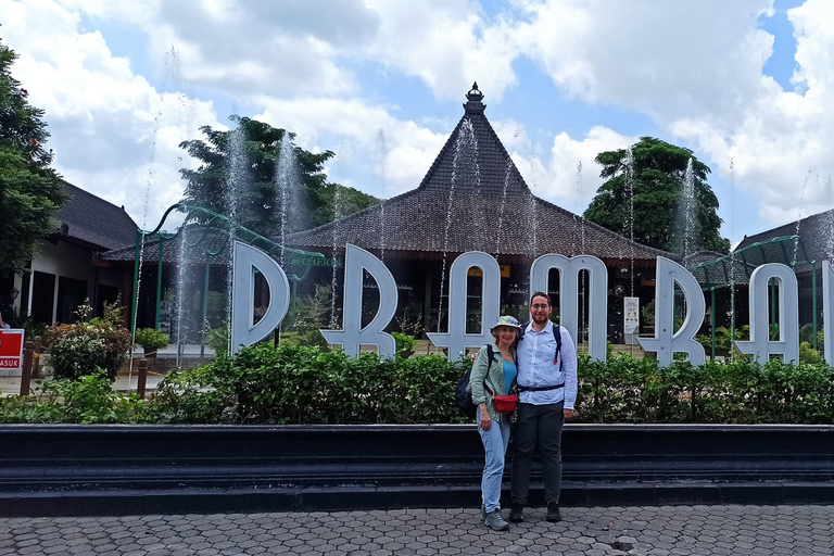 Yogyakarta: Borobudur Sunrise & Prambanan Tour