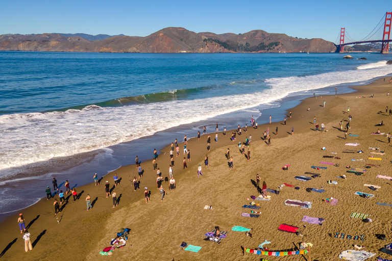 San Francisco: Disco Yoga Silenciosa en Baker BeachYoga en grupo privado